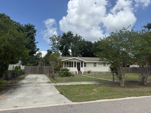 Spacious 4-bedroom, 2-bathroom home – photo 1