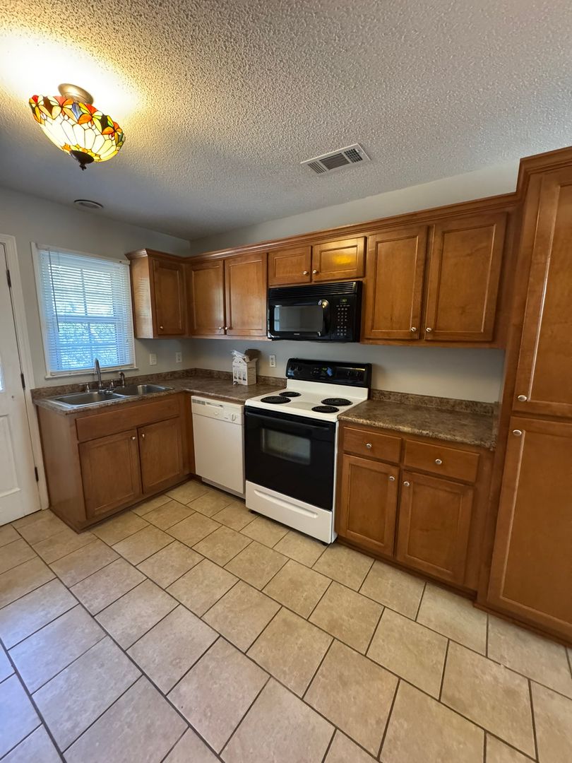 Statesboro House: 315 Brannen St. Apt B