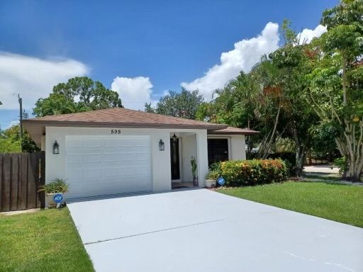 595 93rd Avenue North , Naples, FL 34108