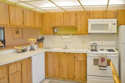 Available for Summer 2022 - Clean and Spacious Condo in Naples Sunrise -- $1,250/month – photo 1