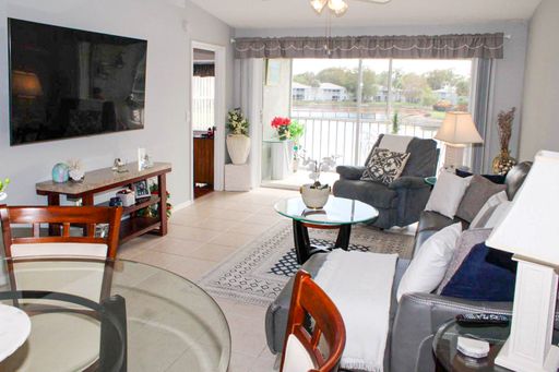 ***BERKSHIRE LAKES***NEW REMODELED MASTER BATH***STUNNING LAKE/BRIDGE VIEW***END UNIT*** – photo 1