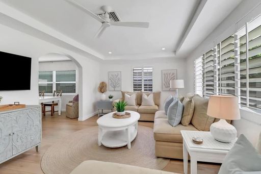 ***STUNNING POOL HOME***4BEDS/3BATHS***NEWLY RENOVATED***CENTRALLY LOCATED***WEEKLY RENTAL AVAILABLE*** – photo 1