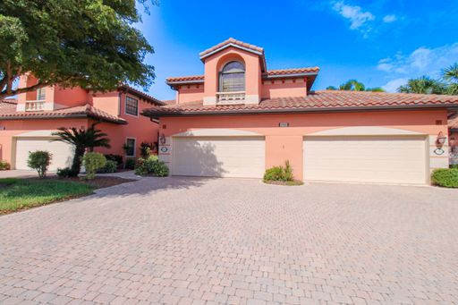 ** THE STRAND COMPLETELY REMODELED GEORGOUS 2/2 GROUND FLOOR COACHHOME SOCIAL MEMBERSHIP WITH GOLF COURSE VIEW FOR SEASON ** – photo 1