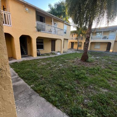 **FORT MYERS ** 2 BED-1 BATH UNFURNISHED FIRST FLOOR APARTMENT AVAILABLE FOR A LONG-TERM TENANT ** PET FRIENDLY ** – photo 1