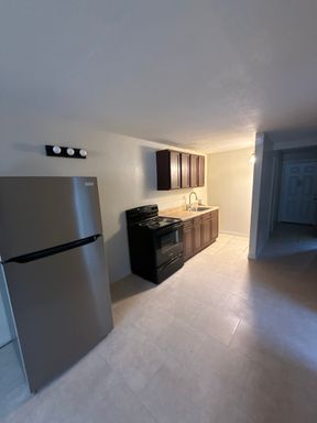 Fort Myers ** 2 BED-1 Bath Unfurnished Apartment Available For A Long-term Tenant ** Pet Friendly ** – photo 1