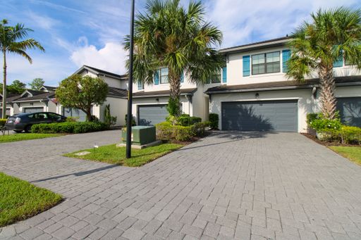 7421 Rockefeller Drive, Naples, FL 34119