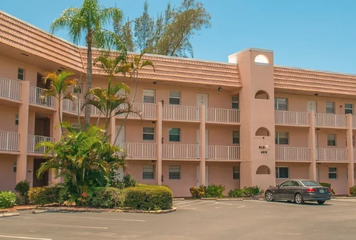 **UNFURNISHED ANNUAL UNDER CURRENT RENOVATION - 2 Bedroom 2 Bathroom Condo - Forest Lakes - Available Now** – photo 1