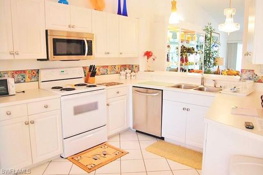 Bright and airy in beautiful gated community - lake views and Florida sunshine! – photo 1