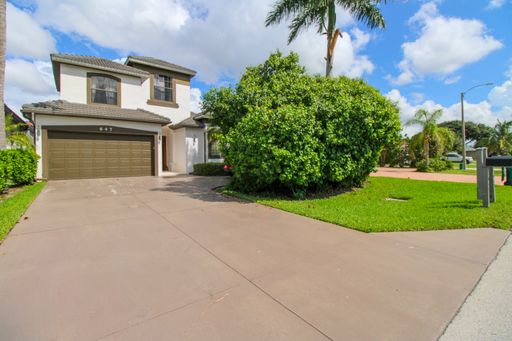647 110th Avenue North, Naples, FL 34108