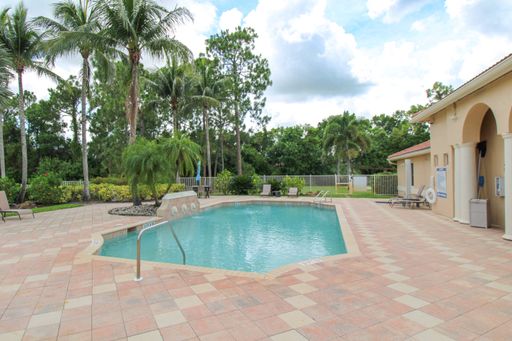 UNFURNISHED**ANNUAL 2025 AVAILABLE IN IBIS CLUB STARTING APRIL 1, 2025 -- Colorful, Bright, Exceptionally Clean --2/2 Condo – photo 1