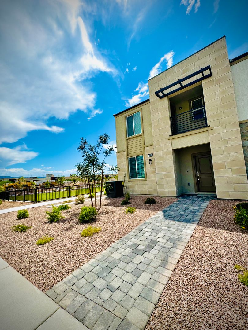 Henderson House: 850 Bronzite St