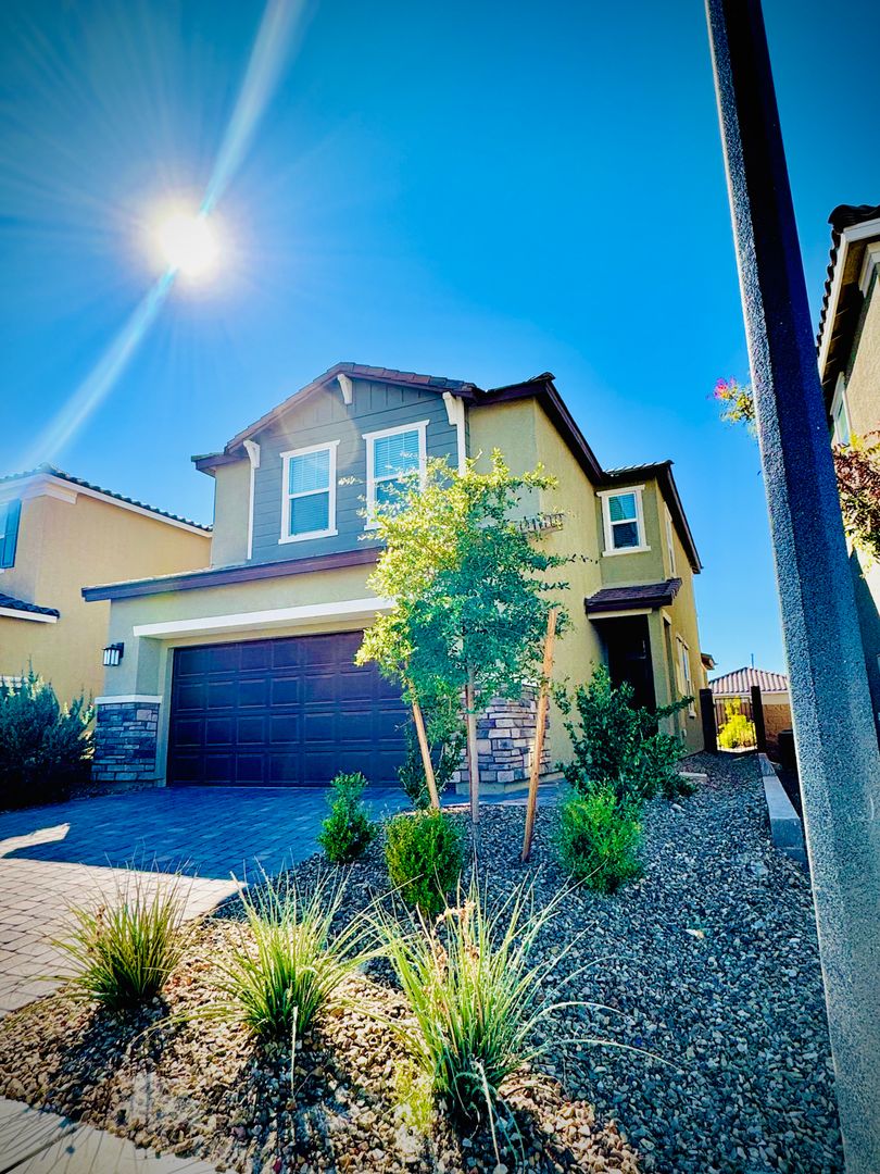 Henderson House: 2563 Boboviste St