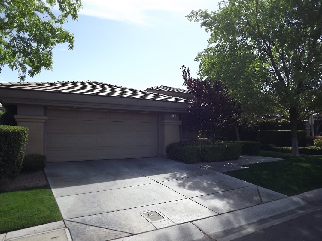 Henderson House: 16 Feather Sound