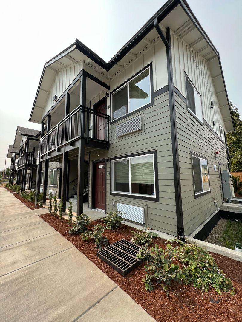 Springfield Apartment: 1866 5th Street