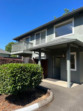 Upstairs Two Bedroom Apartment – photo 1