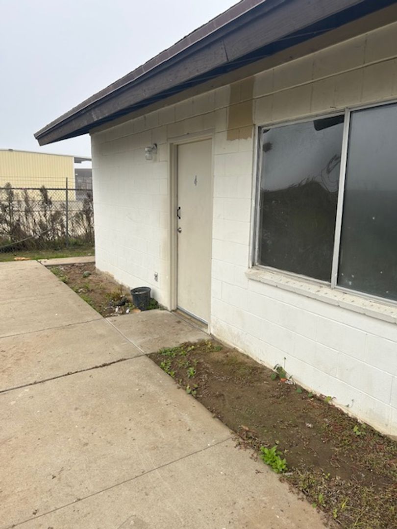 Kerman Apartment: 4675 N Howard