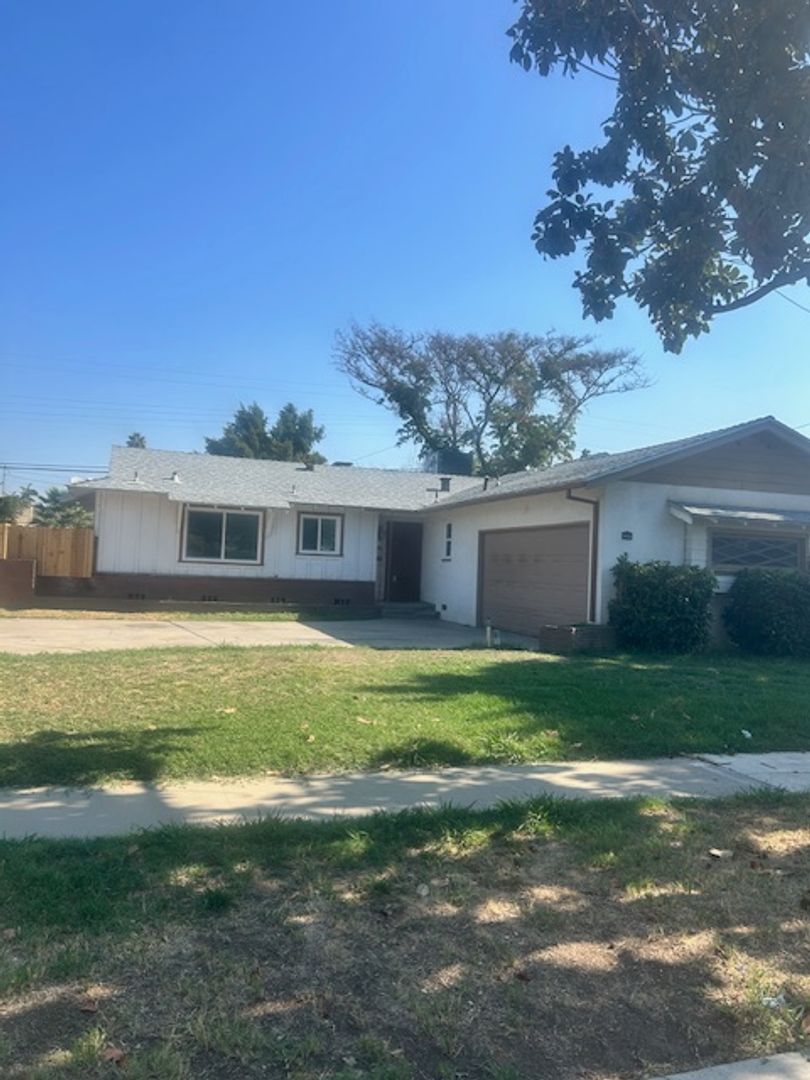 Fresno House: 4436 N Van Dyke Ave