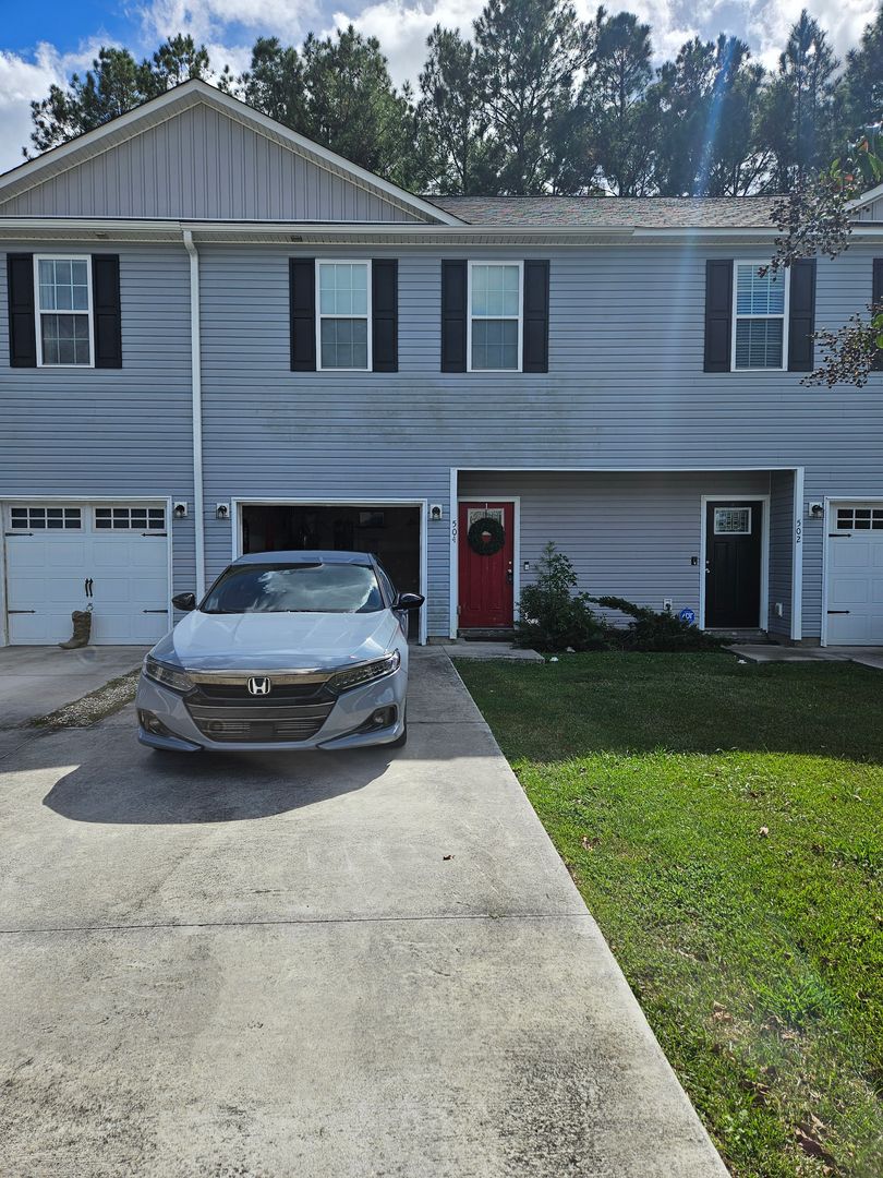 Jacksonville House: 504 Kenan Loop