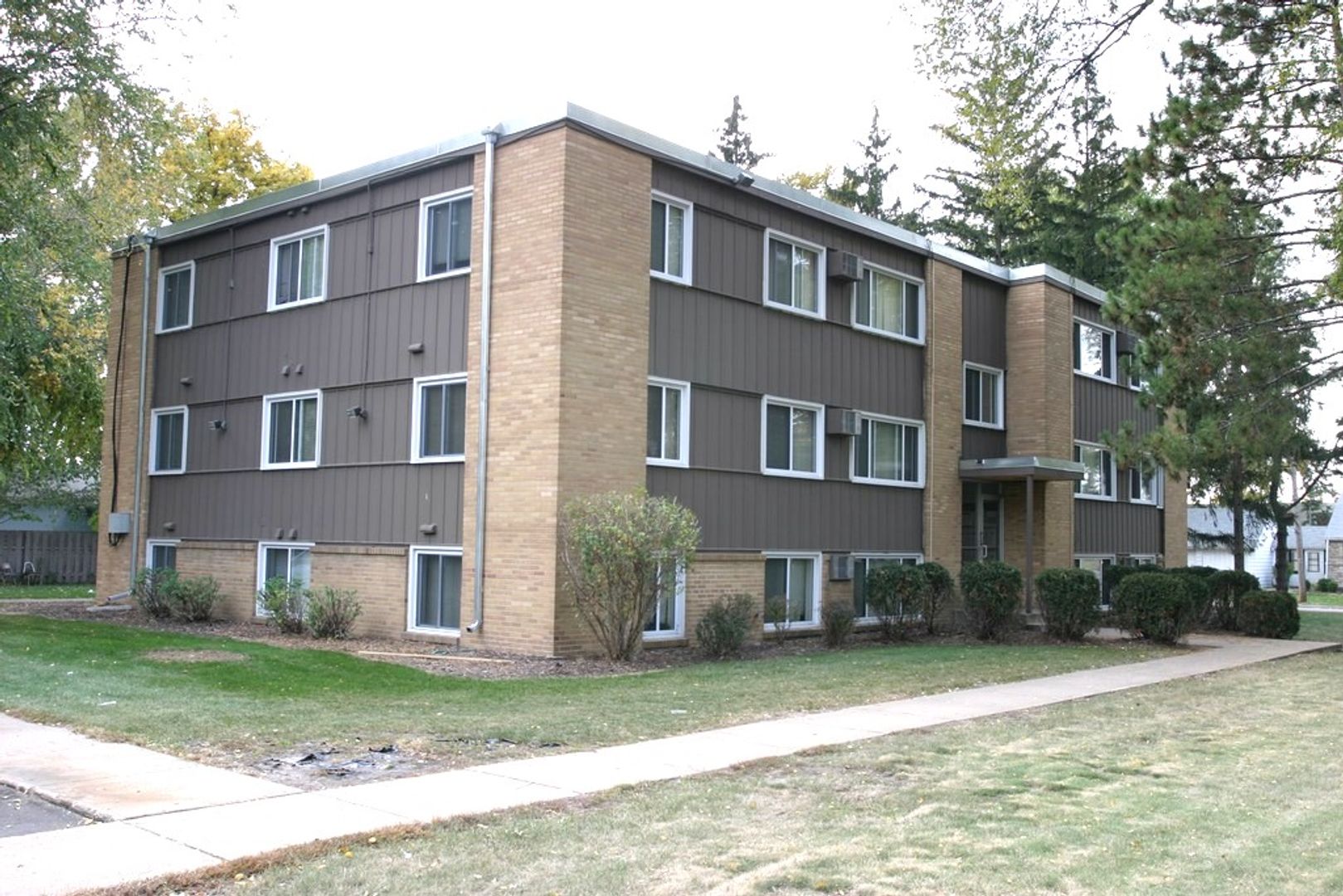 Bloomington Apartment: 121 W 90th St