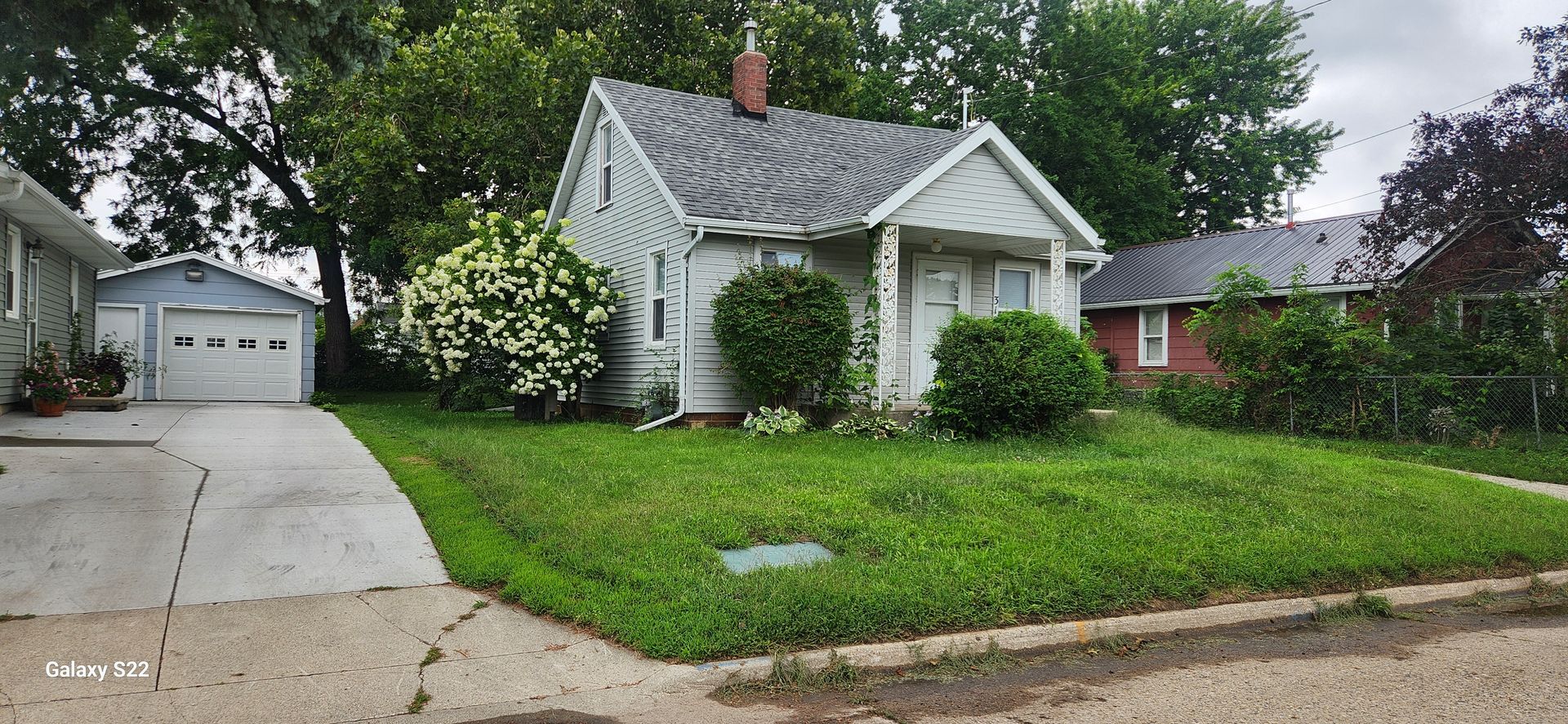 Newton House: 318 E 15th St N