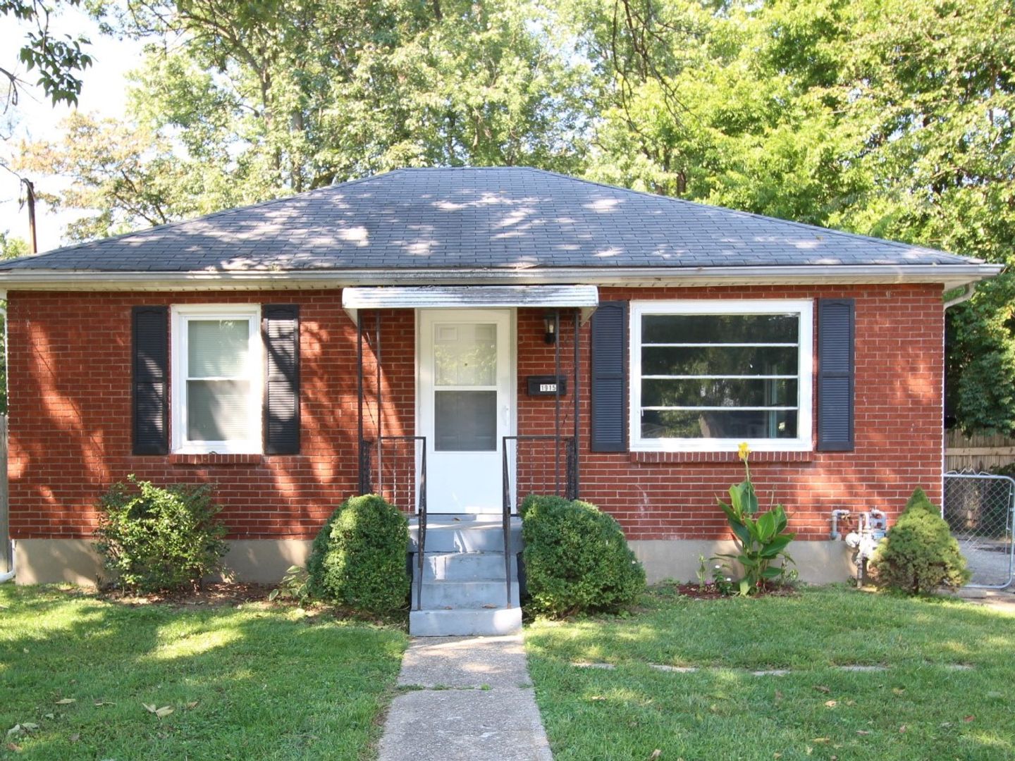 Louisville House: 1915 Garrs Ln