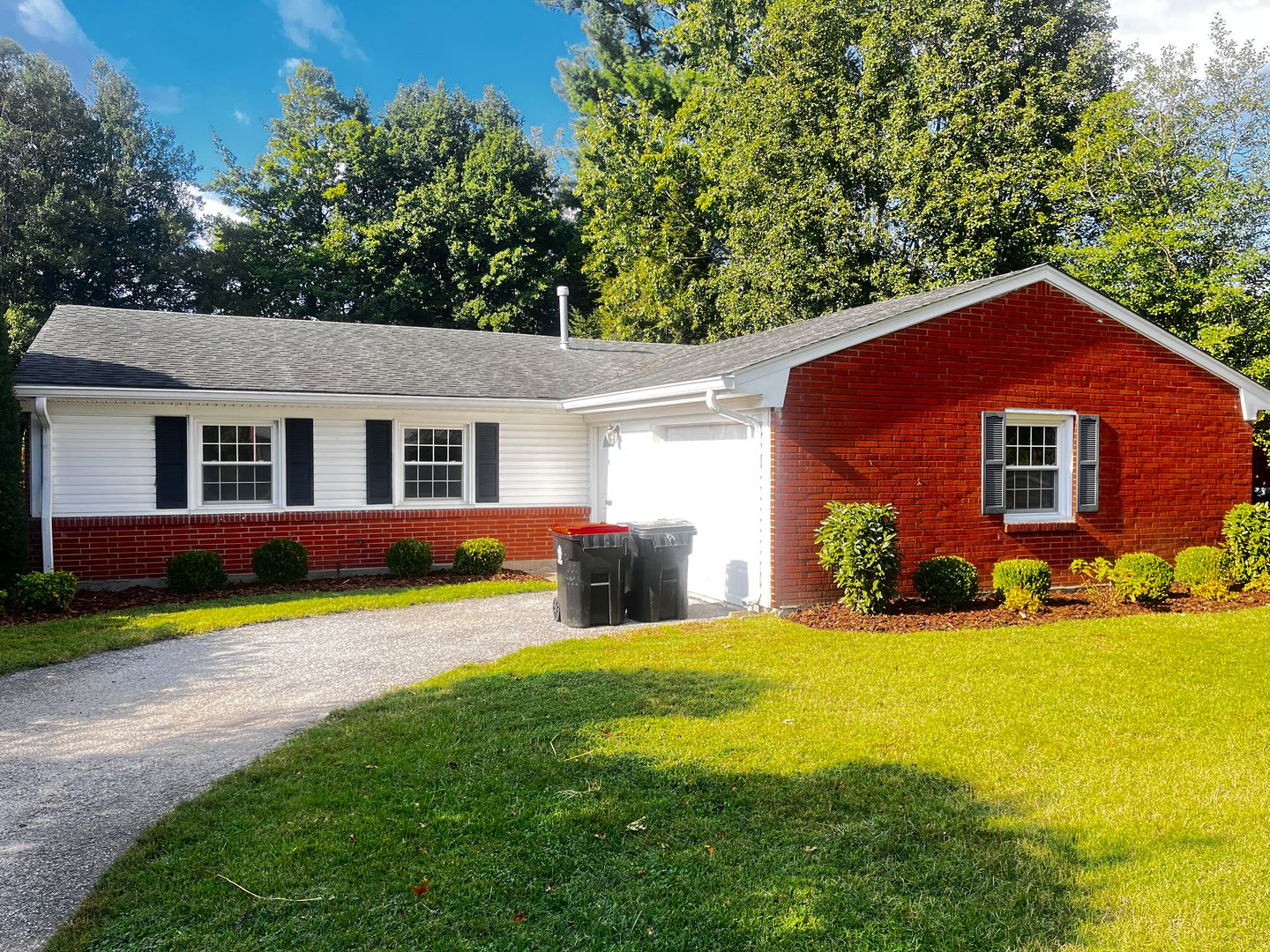 Louisville House: 4017 Hillbrook Dr