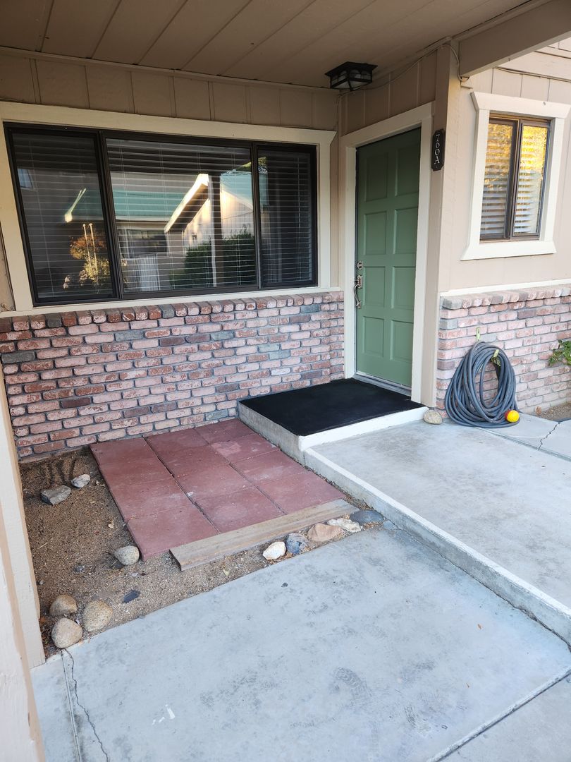 Bishop Apartment: 760 W Pine Street