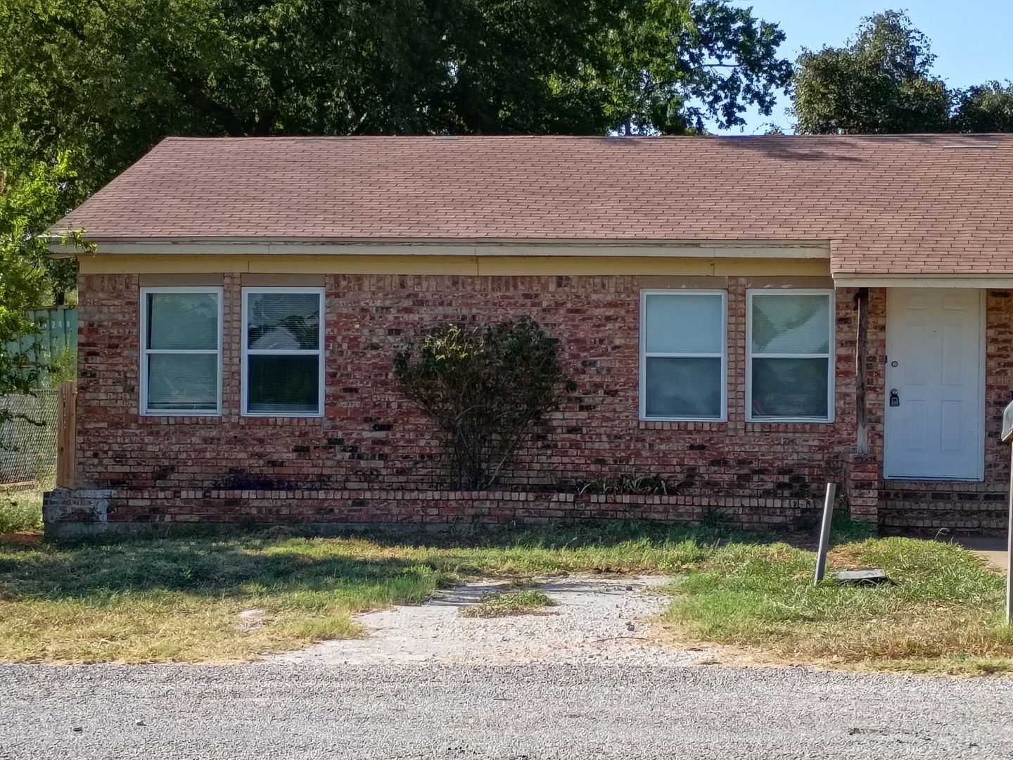 Granbury Apartment: 901-903 Meadowlark Circle