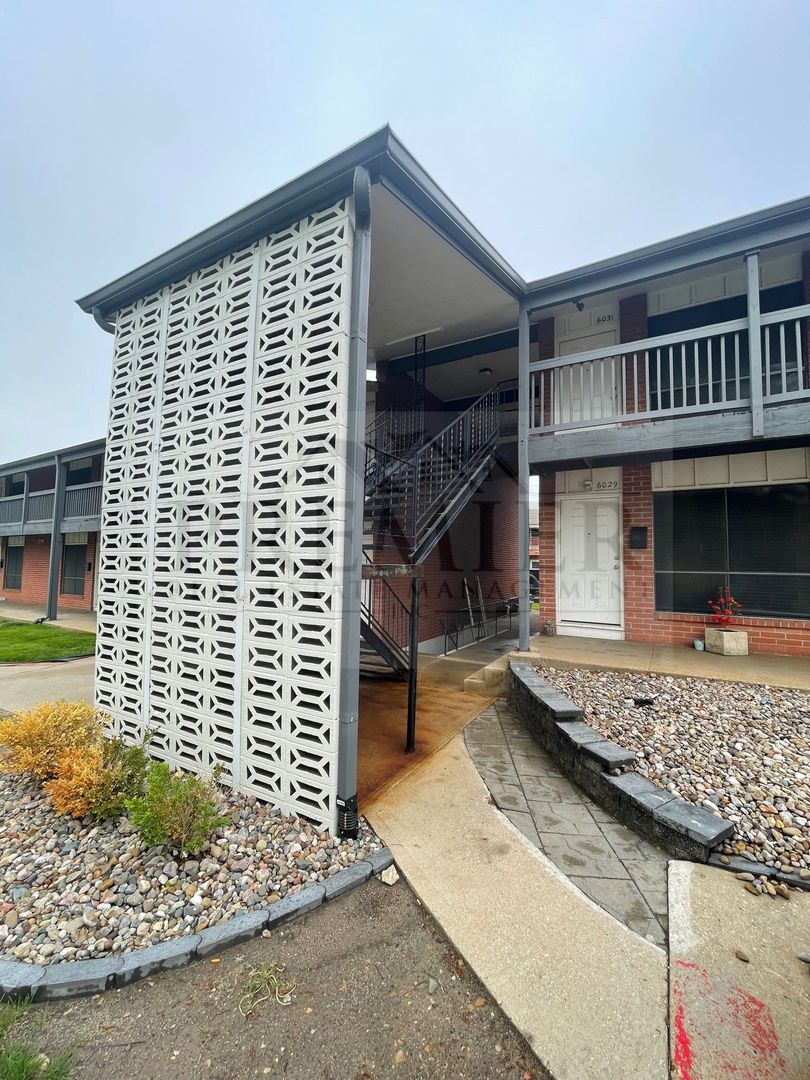 Shawnee Apartment: 6055 Barton Dr