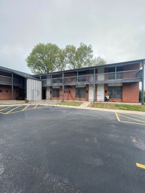 6023 Barton Dr, Shawnee, KS 66203 1 bed 1 bath// Rent: $850 Deposit: $850// 60 West Apartments