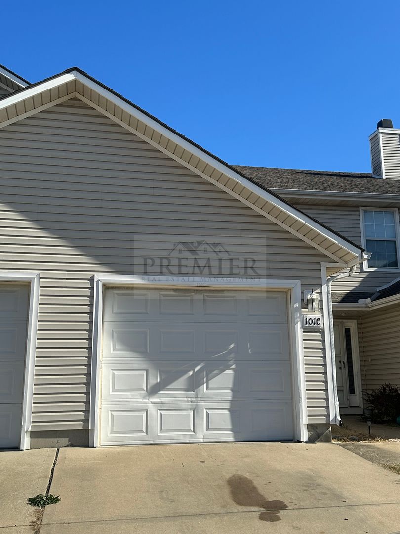 Oak Grove Townhome: 101 NE Dogwood - #C