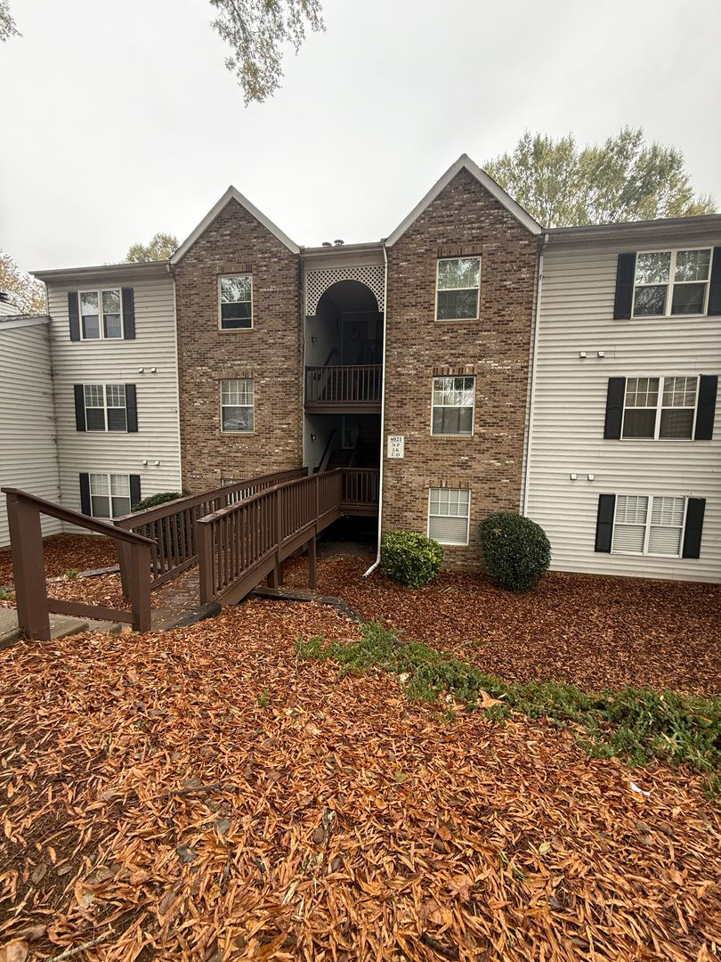 Clemmons Condo: 4021 Whirlaway Ct # D