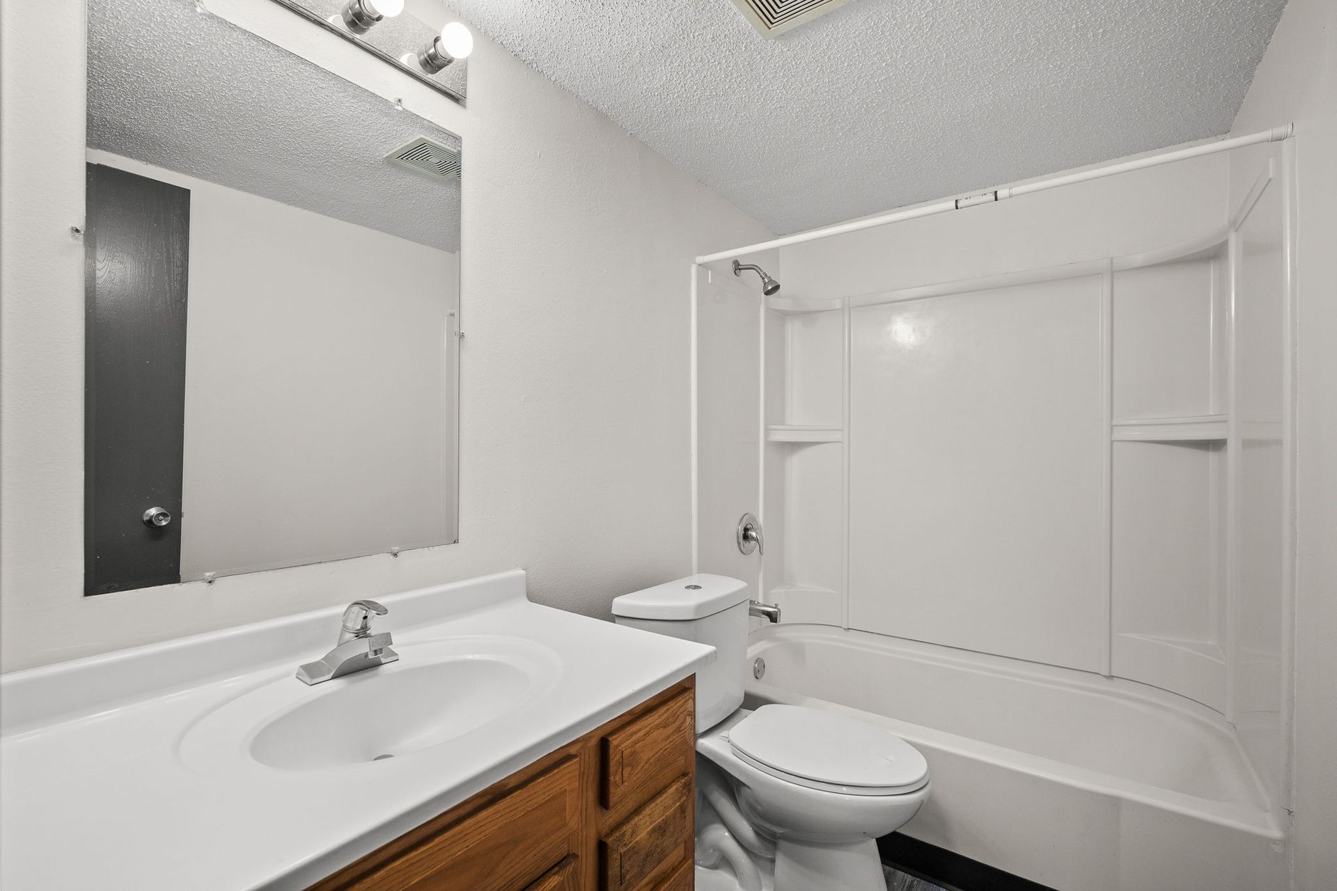 Des Moines Apartment: 2400 Hickman Rd