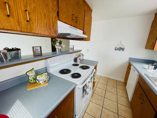 Turn Over a New Leaf-Move in This Fall & Get First Month FREE – photo 1