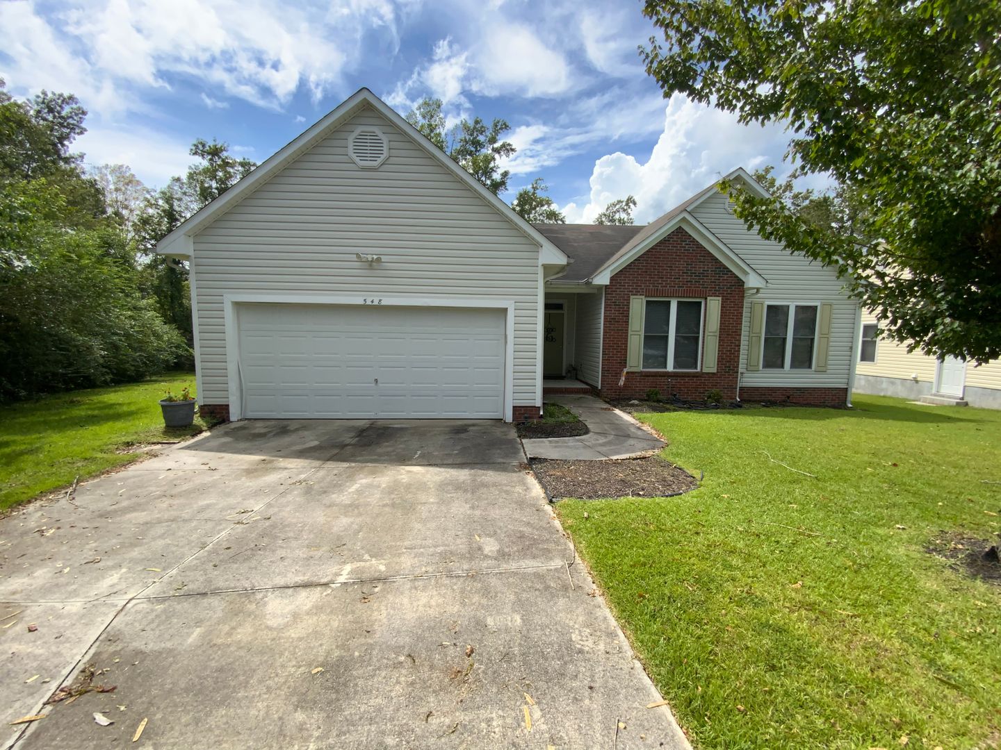 Jacksonville House: 548 Raintree Rd