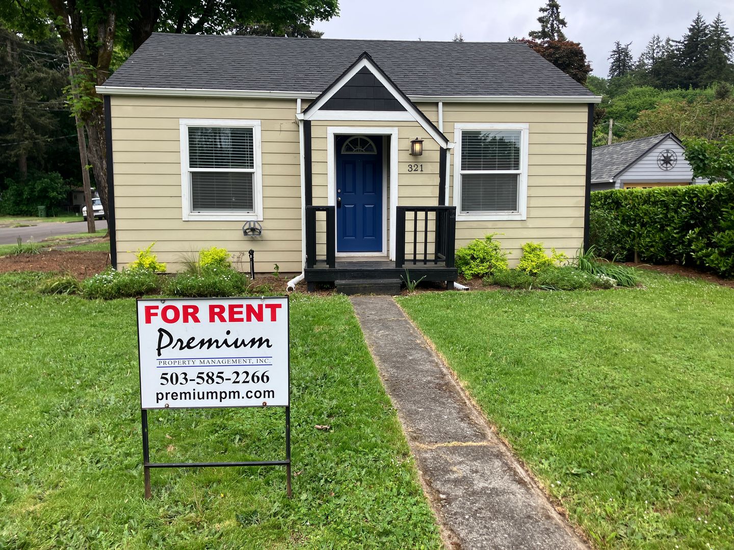 Salem House: 321 Magnolia Ct NW