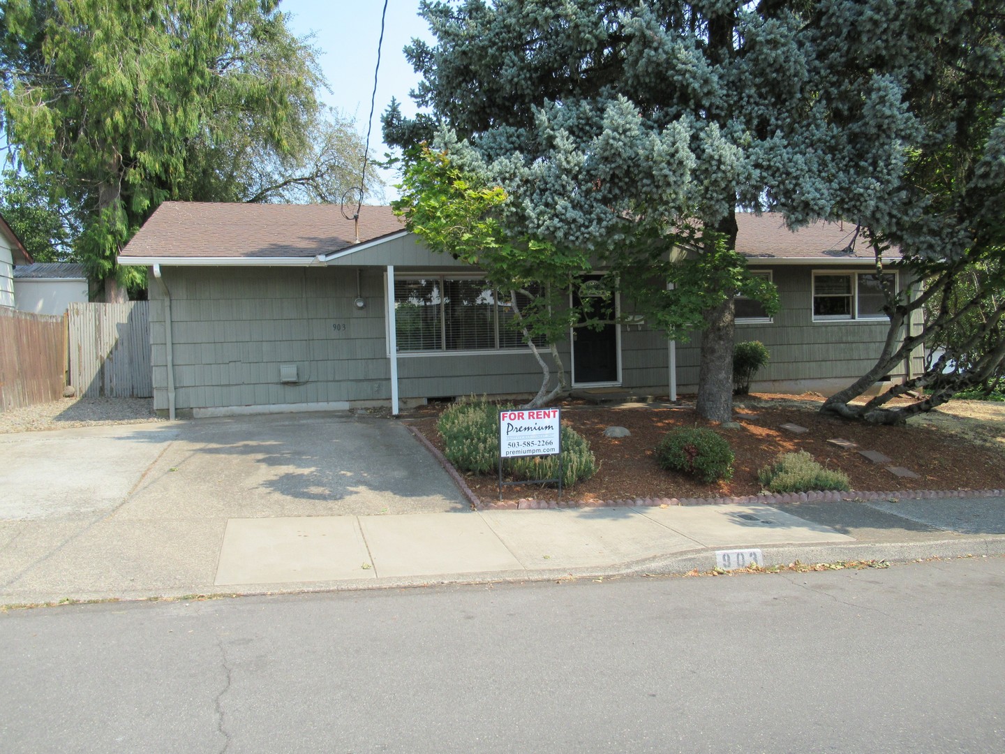 Salem House: 903 Cunningham Lane S