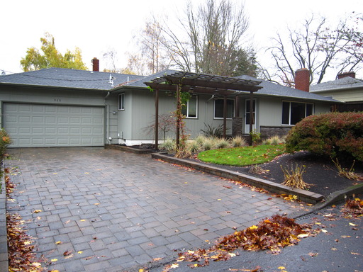 Three Bedroom with Hardwood Floors and Fireplace – photo 1