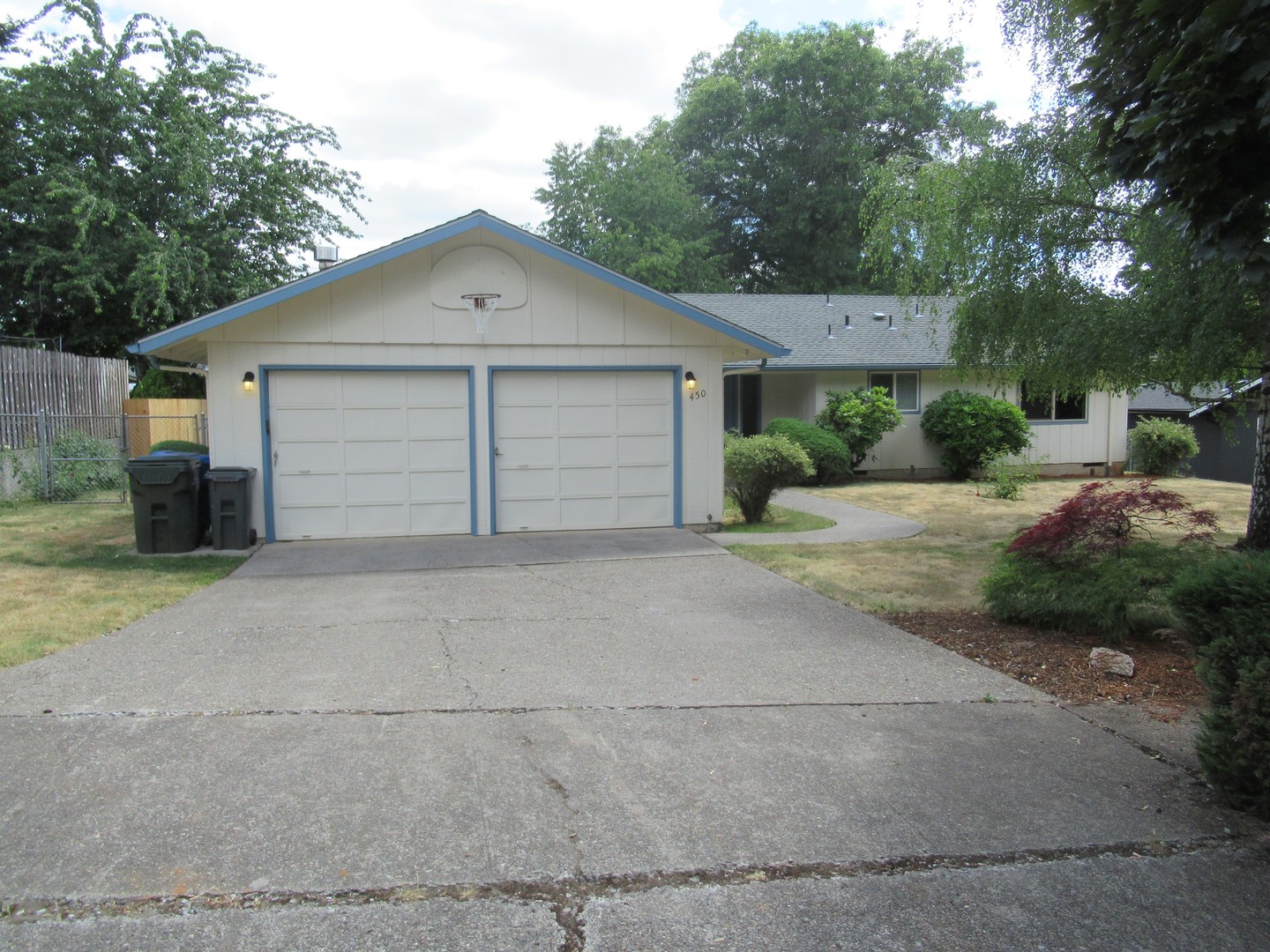 Salem House: 450 Lori Ave SE