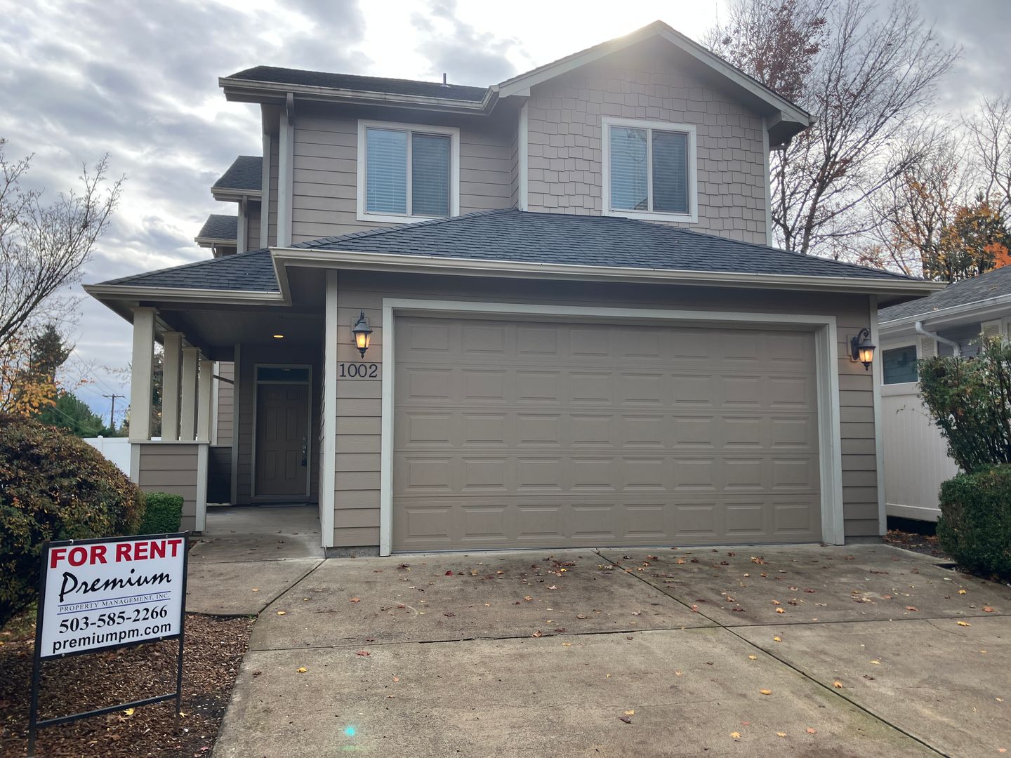 Salem House: 1002 Redwood St NW