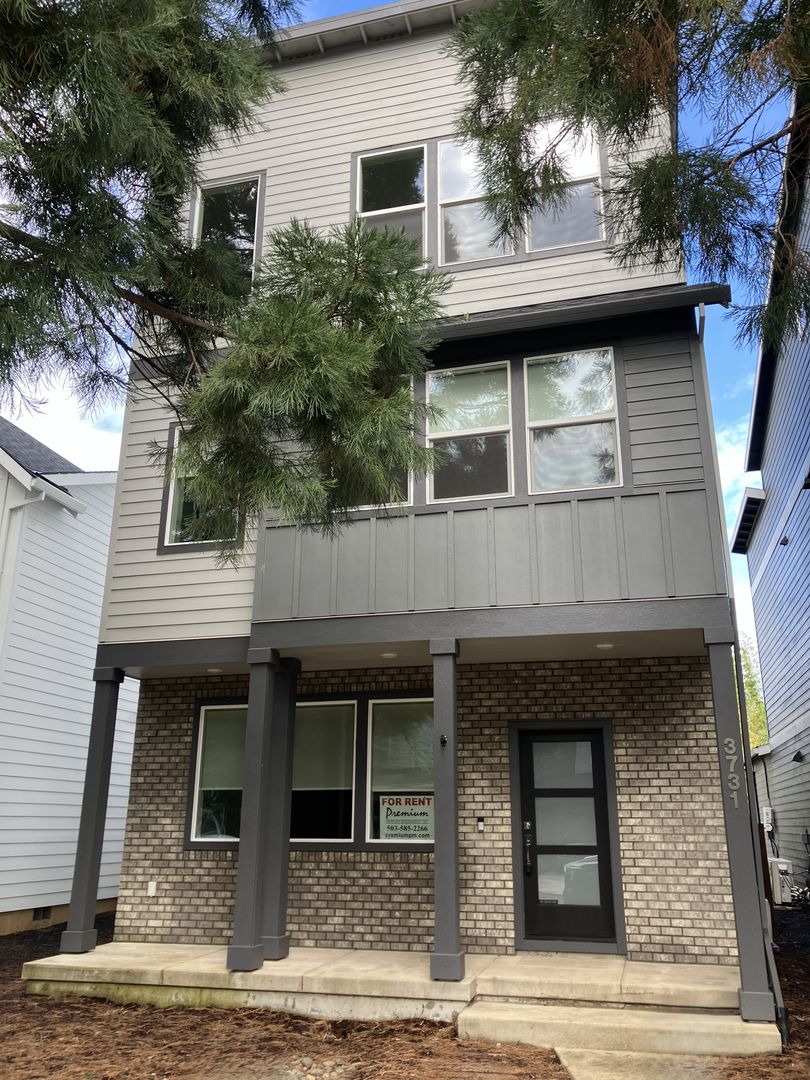 Salem House: 3731 Village Center Dr