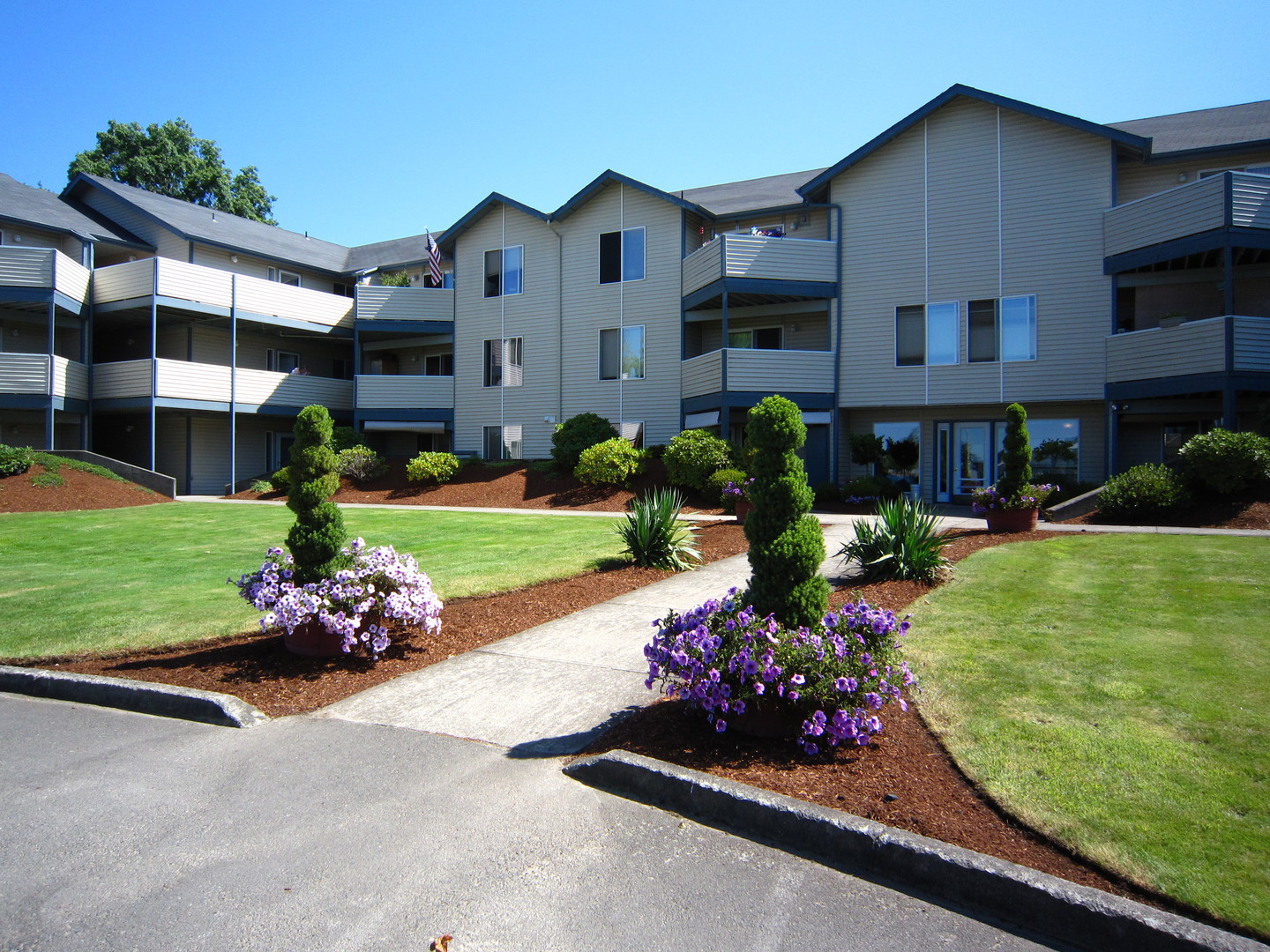 Salem Apartment: 1148 37th Place NE #114