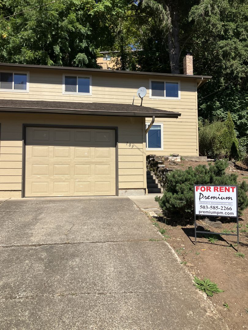 Salem Apartment: 187 & 189 Stoneway Dr NW