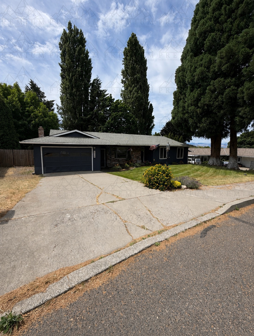 The Dalles House: 3504 Royal Crest Dr. E