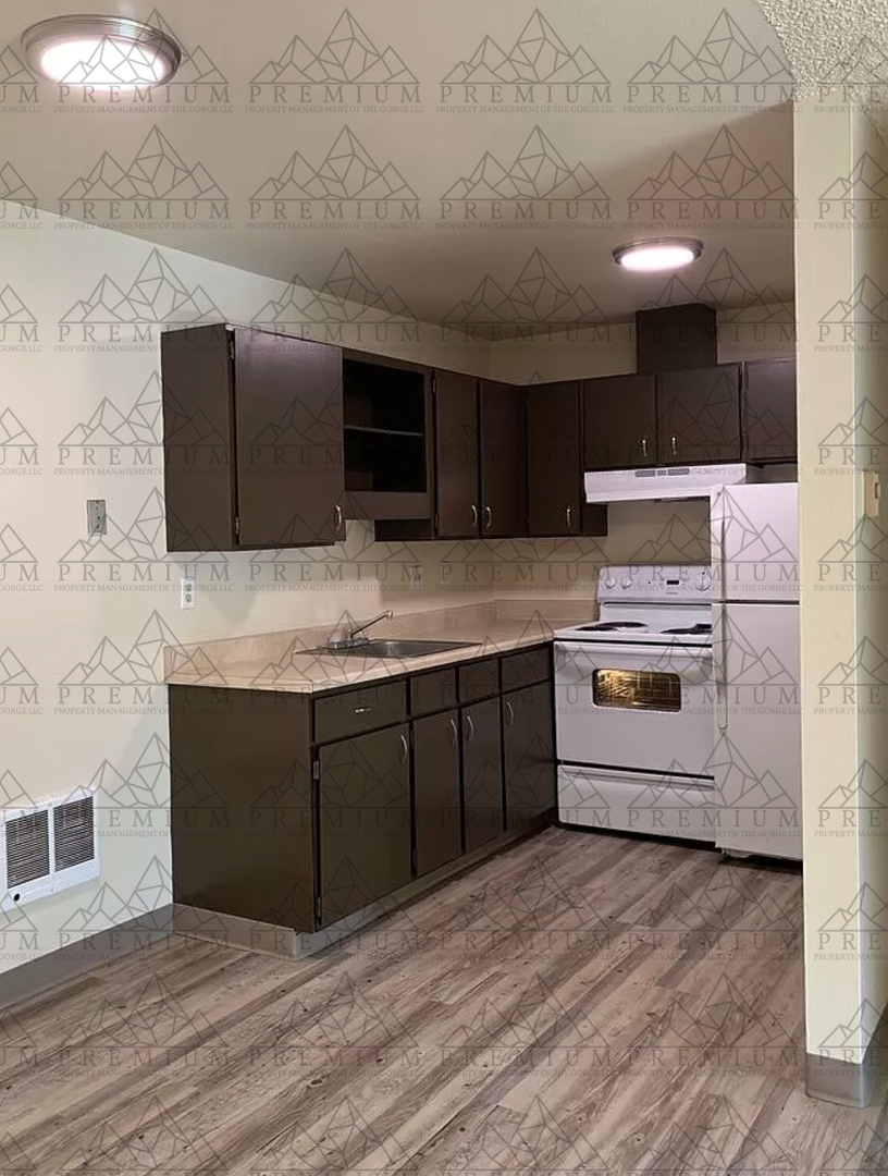 Hood River Apartment: 1695 Oak Street