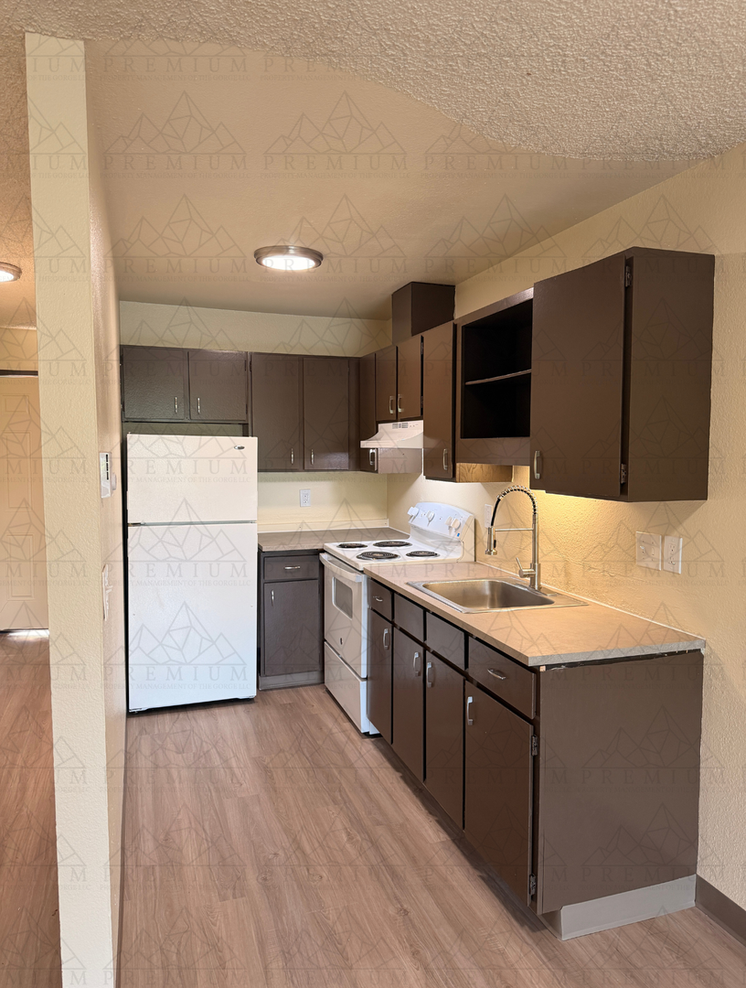 Hood River Apartment: 1695 Oak Street