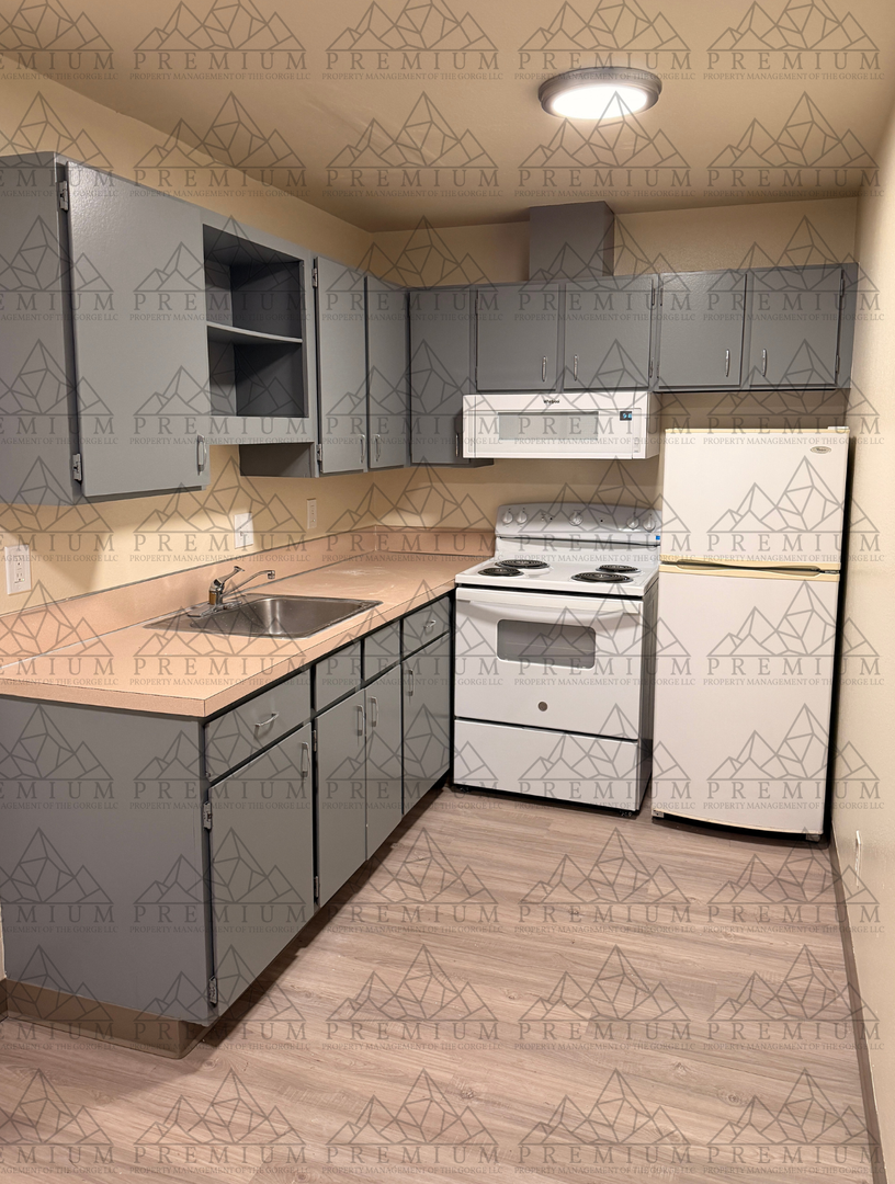 Hood River Apartment: 1695 Oak Street