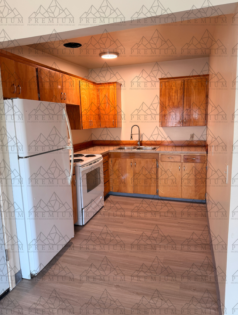 The Dalles Apartment: 1700 East 9th Street