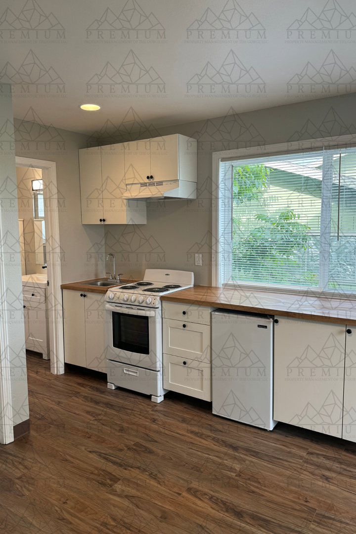 The Dalles Apartment: 2529 East 10th Street