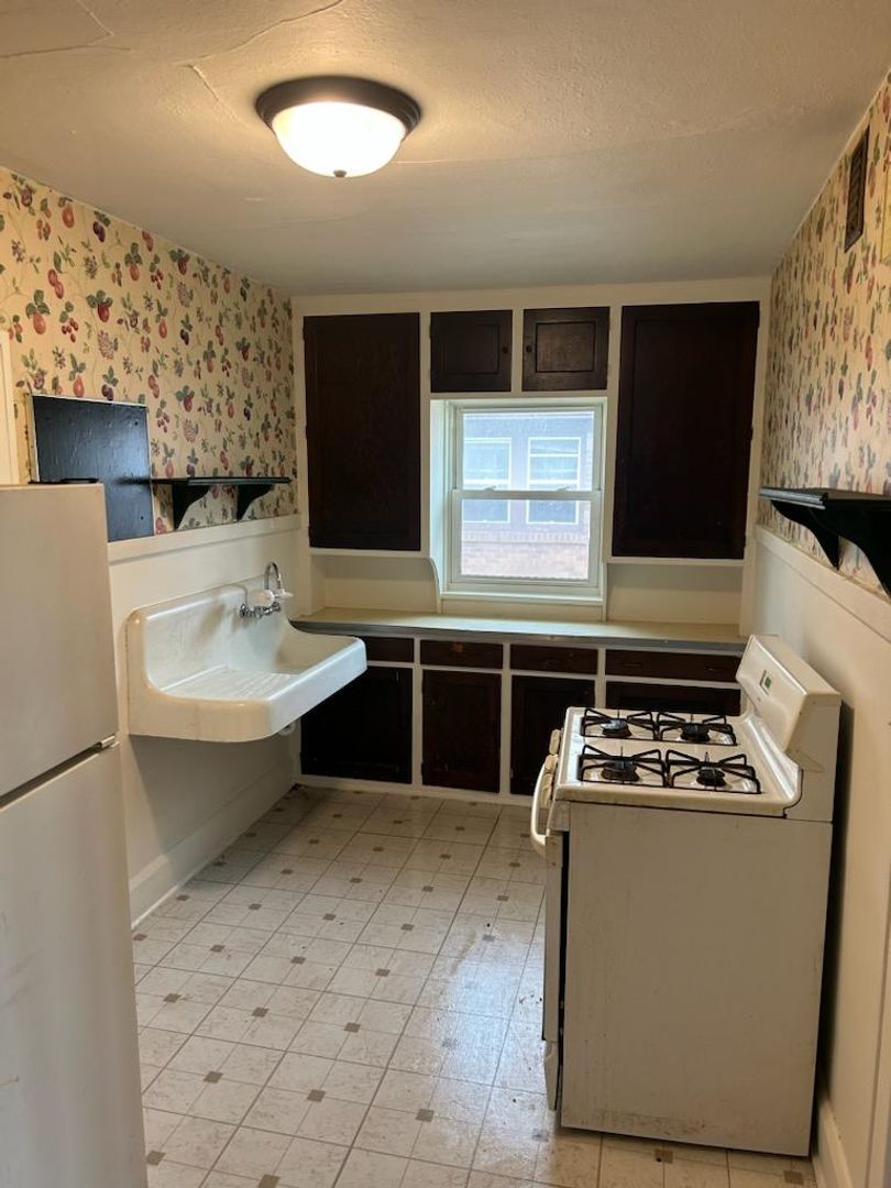 Rockford Apartment: 2219 11th Street